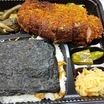 鉄板屋な。 - ボリュームありますよ！\650のとんかつ弁当。