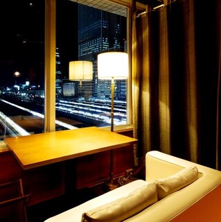Private Dining Tomoru - 窓際カップルシート。新幹線と夜景を眺めながら