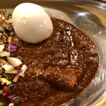 ポークビンダルー食べる副大統領 - 茹で玉子をカレーにトッピング