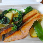 ウィウィ - ノルウェーサーモンのポワレはなんと2切れ入り♪