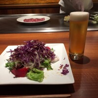 知喜多亭 和 - サラダ＆グラスビール越しの私のお肉　目の前で焼いてくださいます＾＾ｖ