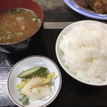 あたりや - とんてき定食：御飯・味噌汁・漬物