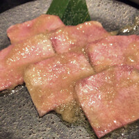 兜 麻布十番店 - ニンニクたっぷりのソース。 兜 麻布十番店 - ニンニクたっぷりのソース。