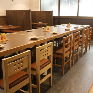 広々テーブル席で大人数宴会に最適◆カウンターでちょい飲みも◎