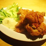 心人 - 鶏唐揚げ：衣がカリッと揚げられ、中が熱々でジューシーで花丸な唐揚げですョ！　　　　　2020.05.09