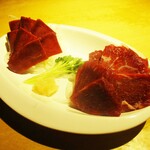 馬刺し盛り：ハツ、赤身。 おろし大蒜をタップリのせて、馬刺しのタレで頂きます。　　　　　2020.05.09