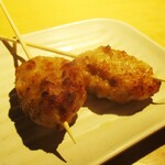心人 - 鶏つくね（串）、軟骨がアクセントになっていて美味しいですネ！　　　　　2020.05.09