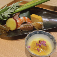 肉屋 田中 - 【八寸】
                    ・からすみの冷製茶碗蒸し・ちまきの鯛のお寿司
                    ・牛肉のごぼうの八幡巻　・平貝と蛍烏賊の炙り
                    ・のぶきときゃらぶき　　・さつまいものレモン煮
                    ・車海老の出汁炊き　　　・厚焼き玉子