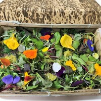 蕃 YORONIKU - 蓋を開けると色とりどりの花びらと葉が敷きつめられて