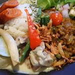 スパイスキッチン 倍音 - あいがけキーマルーグリーンカレー1200円税込＋スパイシーウインナー100円税込