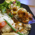 スパイスキッチン 倍音 - あいがけキーマルーグリーンカレー1200円税込＋スパイシーウインナー100円税込