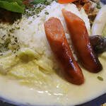 スパイスキッチン 倍音 - あいがけキーマルーグリーンカレー1200円税込＋スパイシーウインナー100円税込