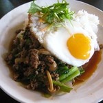 アビマーニ - 牛肉のタイバジル炒めとご飯　目玉焼きのせランチ(\800)