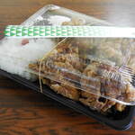 Kicchimmama - ...「唐揚げ弁当（630円）」+「ライス特盛（105円）」、蓋が閉まらない☆彡