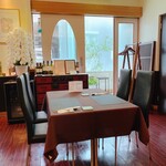 三栗 - 落ち着いたテーブル席