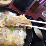 河本食堂 - カツ持ち上げ