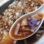麺大将 - 玉ねぎが浮かぶ竹岡式