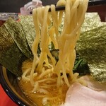 横浜家系総本山 吉村家直系店 ラーメン内田家 - 麺リフトアップ