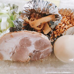 らーめん つけ麺 NOFUJI - デフォの具材+味玉（100円）チャーシューも脂身が固まっていますが温めたつけ汁に入れるとトロトロに(*^^*)　温めた後のつけ汁の写真も撮れば良かったのに食べるのに忙しく忘れてました^_^;