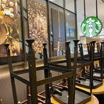 STARBUCKS COFFEE - お席が積み上げられた店内の様子