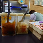 牛すじカレー 小さなカレー家 - 卓上のらっきょう、沢庵