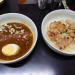 牛すじカレー 小さなカレー家 - 冷やしうどん（550円）に味噌チキン（200円）を追加した。
      デフォでゆで玉子が半分付いた♪