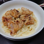 牛すじカレー 小さなカレー家 - 水で締められたうどんには、味噌チキンが乗った！