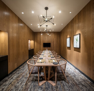 José Luis Karuizawa - Private room usage is available from 11:30 AM to 2:00 PM and from 5:00 PM to 8:30 PM. A separate room fee will be charged.