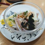 回転寿司　すし丸 - 「ランチ握り寿司セット」のサラダ