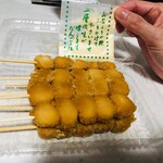 だんご庄  - 最初から黄粉たっぷりやのに、更に別で黄粉が入ってます♪