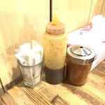 めんよう亭 - 卓上のタレやら一味やら