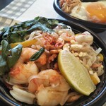 アジアン・デリ・ナグモ - パッタイ800円。見て！この具だくさん。いっぱい入ってて重いですよ(笑)ナッツもバジルも美味しい