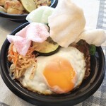 アジアン・デリ・ナグモ - ナシゴレン950円。えびせんは別添えで、あとから乗せました。玉子の下に大きな海老と、美味しい赤い炒飯がいるの。写真撮ればよかった…ベトナム風なますは見えますね！