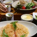 茶屋 草木万里野 - ランチメニューの、アジアンディッシュとパスタセット。