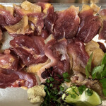 旬ものと日本酒 とみ笑 - 丹波鶏の親鶏たたき