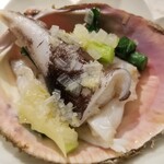 蓮心 - ①鳥貝(京都府舞鶴産)、行者大蒜、葱ソース
            鳥貝はレアな火入れ、内側のモフモフ食感を楽しみます。
            しっとりと旨みを感じる薄味重ねの中華です。