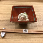 Akasaka Kikunoi - 昼懐石１２１００円（総額）。一寸豆と蕗の白和え。白和えには、鯛の白子も加えてあるそうで、うっすらと海の味がします（╹◡╹）