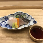 赤坂 菊乃井 - 昼懐石１２１００円（総額）。向付。目板鰈とさごしの焼き霜造り。目板鰈、縁側と山葵を一緒に口に含むと、旨味が広がります（╹◡╹）（╹◡╹）。さごしは大好物。とーっても美味しかったです（╹◡╹）（╹◡╹）