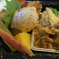 球磨川 - この一コマだけでも豚生姜焼き・唐揚げ・鰤照焼き・炊き合わせ・ポテサラがぎっしり