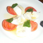 トラットリア ヴィバ ラ ヴィータ - 水牛の空輪モッツァレラとフルーツトマトのサラダ