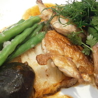 デジーノ - あちきのメイン　ウズラのローストと肉厚のシイタケ　ジャガイモとベーコンのテリーヌ　ジュドヴィアンド　香草サラダ