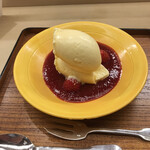 赤坂 菊乃井 - 昼懐石１２１００円（総額）。ミルクアイス 苺ソース 苺。ミルクアイス、大好物です（╹◡╹）（╹◡╹）。苺の酸味、甘味とも、相性抜群です（╹◡╹）