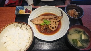 Atamiya - ヒラメの煮付け定食 880円