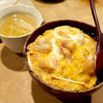 Toriyoshi - 親子丼。半熟トロトロ・ぷるぷる系。添えられる鳥スープは、むしろあっさり系