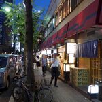 Toriyoshi - 飲食店がひしめくコリドー街、「鳥よし」の暖簾は上品なので通り過ぎてしまった。店頭に積まれた、備長炭の段ボールも目印に