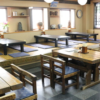 ＜全90席＞広々とした店内で、どなたでも気楽に寛ぎのひと時を