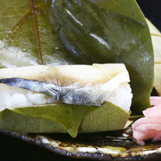 熊野灘の鯖を使用。奈良の郷土料理“柿の葉すし”に情緒を感じる