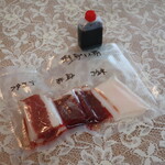 熊本馬刺と純米酒 櫻 - 阿蘇3種盛りパウチ包装状態