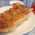 Chuuka Soba Sanyo - 餃子。焼きが美しい。