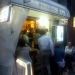 （食）ましか - タバコ屋さんがそのままバールになった外観